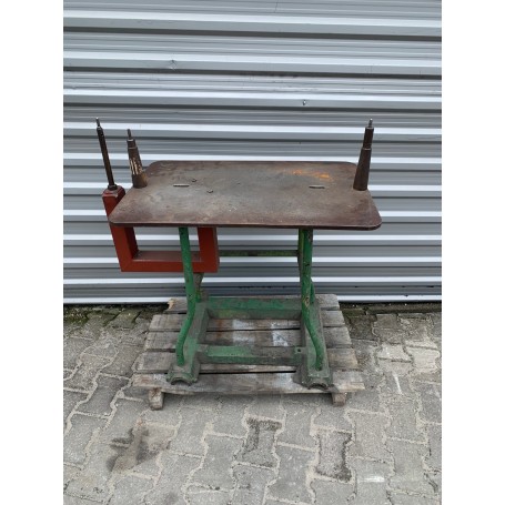 Shoe hoof removal table